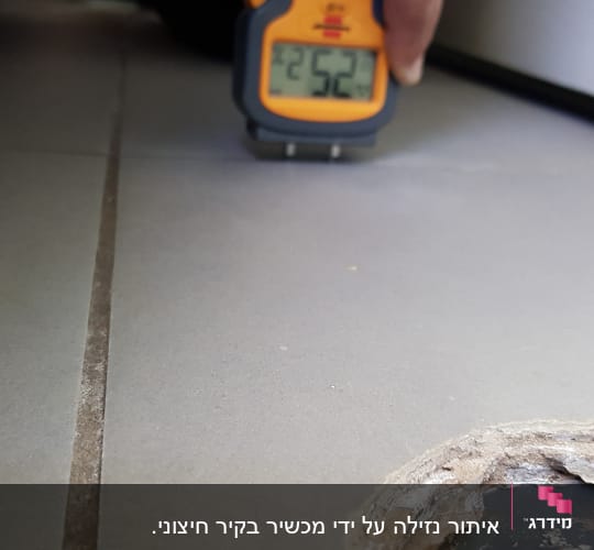 מד לחות על רצפה עם חריץ פתוח